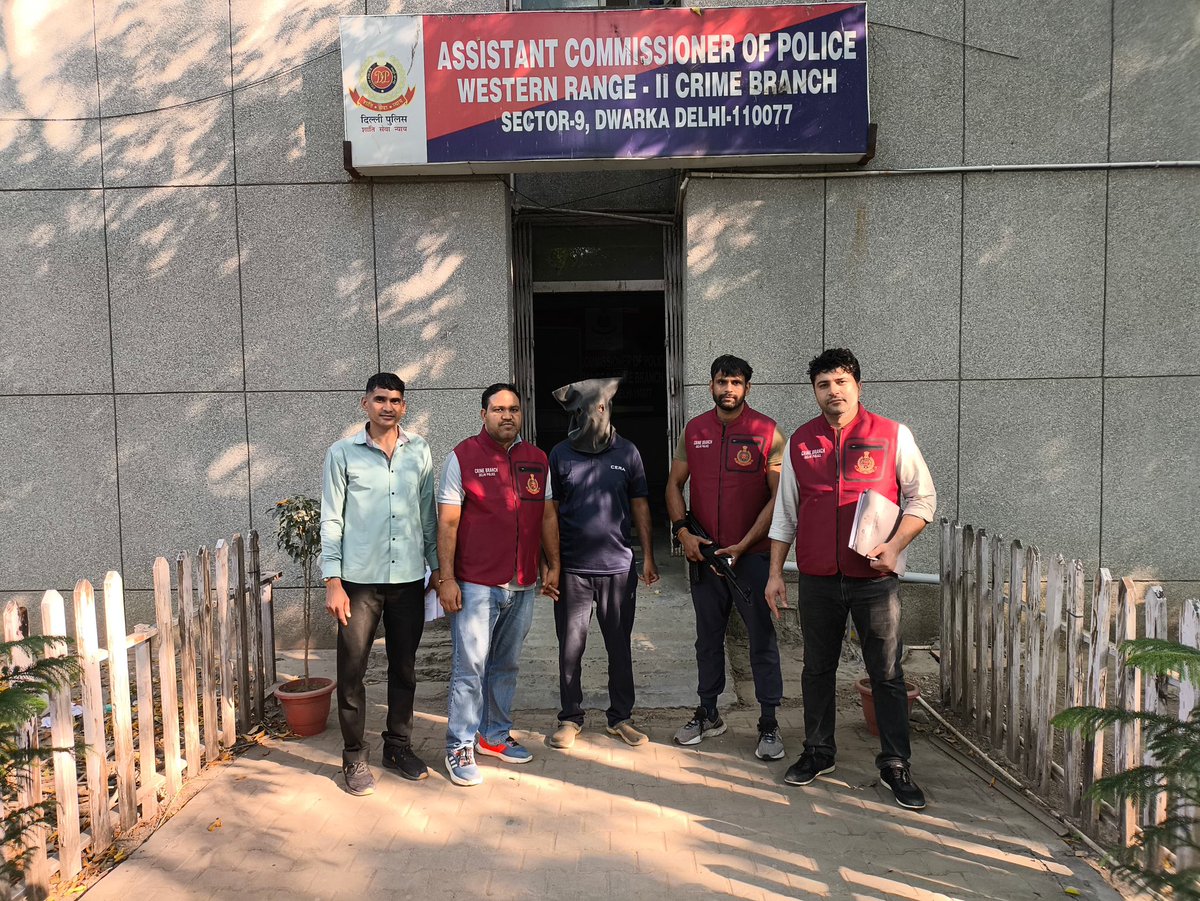 CrimeBranchDP's tweet photo. 🚨🔥 9-YEAR EVASION ENDS — DECLARED PROCLAIMED OFFENDER NABBED FROM RANCHI! 👮‍♂️

🎯 WR-II, Crime Branch, Delhi apprehended a Patna-based gangster & declared Proclaimed Offender wanted in an Arms Act case of PS Special Cell, Delhi.
🔎 Declared PO in 2018 after evading arrest/trial; traced to Ranchi, Jharkhand through secret information, technical surveillance & field intelligence.
⚡ Member of Pinku Chaudhary gang, with 16+ serious criminal cases in Bihar, including murder, robbery, dacoity & Arms Act cases.

💪 Successful operation led by Insp. Gautam Malik, under ACP Raj Pal Dabas and under the supervision of DCP Sh. Harsh Indora

🚨🔥 9 साल की फरारी का अंत — रांची से घोषित अपराधी गिरफ्तार! 👮‍♂️

🎯 WR-II, क्राइम ब्रांच, दिल्ली ने पटना निवासी एक गैंगस्टर एवं घोषित अपराधी को रांची, झारखंड से गिरफ्तार किया, जो थाना विशेष प्रकोष्ट, दिल्ली के Arms Act मामले में वांछित था।

🔎 वर्ष 2018 में गिरफ्तारी एवं ट्रायल से बचने के कारण उसे घोषित अपराधी घोषित किया गया था। गुप्त सूचना, तकनीकी निगरानी एवं फील्ड इंटेलिजेंस के माध्यम से उसकी लोकेशन रांची में ट्रेस की गई।

⚡ आरोपी पिंकू चौधरी गैंग का सदस्य है तथा बिहार में हत्या, लूट, डकैती एवं Arms Act सहित 16 से अधिक गंभीर आपराधिक मामलों में संलिप्त रहा है।

💪 सफल ऑपरेशन: इंस्पेक्टर गौतम मलिक के नेतृत्व में, ACP राजपाल डबास के निर्देशन एवं DCP श्री हर्ष इंदौरा की समग्र निगरानी में कार्रवाई को अंजाम दिया गया।

https://t.co/NpiCAw841H

#DelhiPolice
#CrimeBranch

@LtGovDelhi 
@DelhiPolice 
@CPDelhi