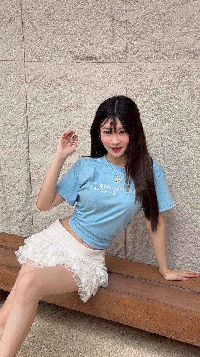 MinnaraSonseeda's tweet photo. ใครเบื่อแขนยาว มากดเสื้อยืด angel are real tee ของ ppreyy ได้นะ มีหลายสีคือสวยทุกสีจริง แต่นี่ชอบสีฟ้าเบบีบลูคือมันเด่นมากอ่ะ แมทลุคได้ทั้งสั้นและยาว เป็นเสื้อยืดที่ใส่ everyday look ได้แมทไปคาเฟ่คือจึ้งงงง กด 9.25 ราคาน่ารักมากกก