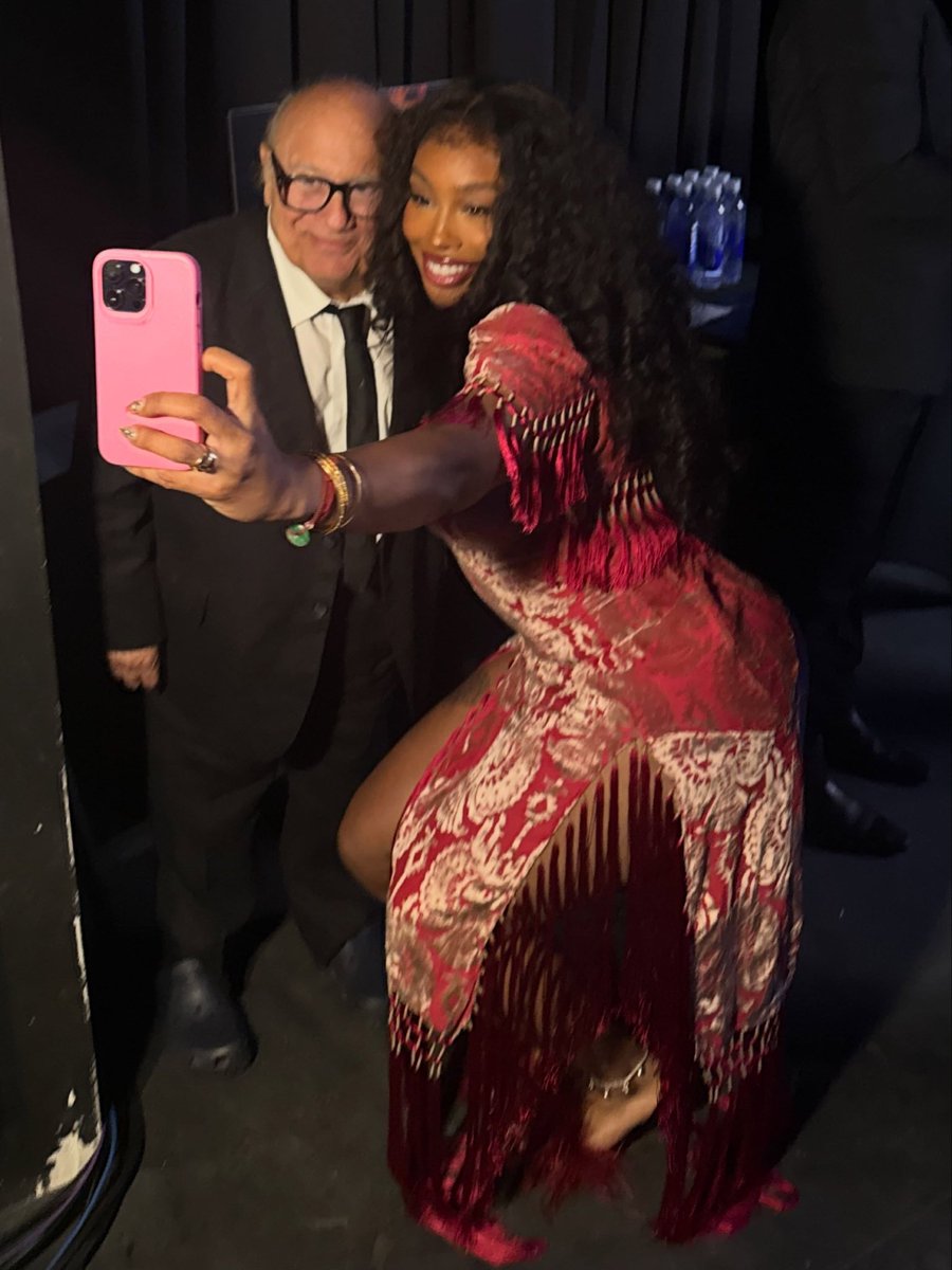 szaupdatesbr's tweet photo. “Fui introduzida no Hall of Fame de Nova Jersey 🗣️ O MAIS IMPORTANTE, CONHECI O DANNY DEVITO” — SZA via Instagram. https://t.co/xSDnJt9NU7