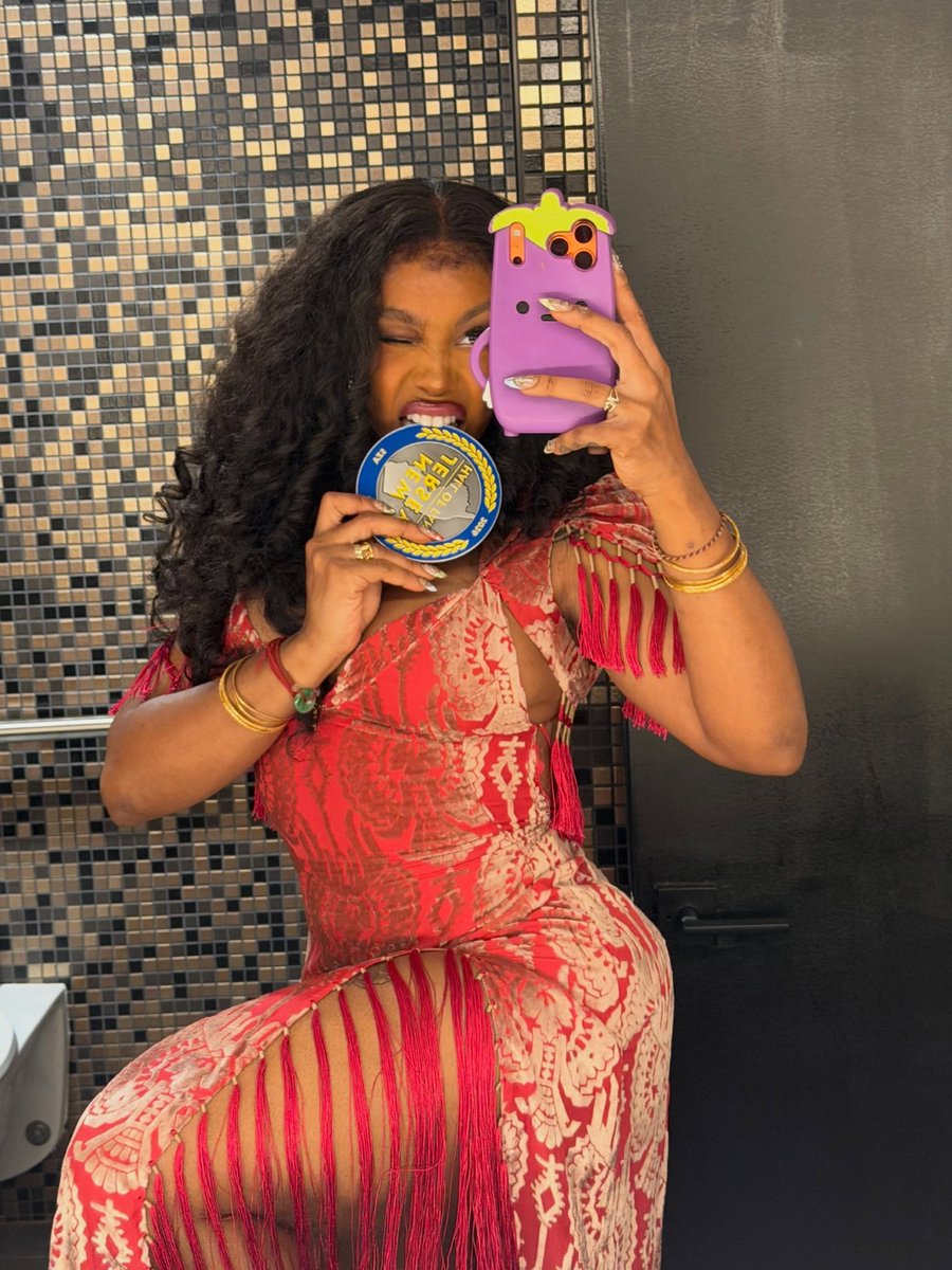 szaupdatesbr's tweet photo. “Fui introduzida no Hall of Fame de Nova Jersey 🗣️ O MAIS IMPORTANTE, CONHECI O DANNY DEVITO” — SZA via Instagram. https://t.co/xSDnJt9NU7