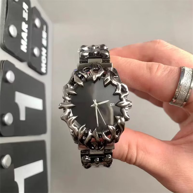 seveneirs's tweet photo. GUYS LOOK WHAT I JUST FOUND 😩‼️

THIS WATCH IS SO PRETTY NGL!
Liat deh detailnya cantik bgt gak sih kayak thorn flame gitu, bener-bener eye-catching bgt!🖤 https://t.co/kFuQfynXlk