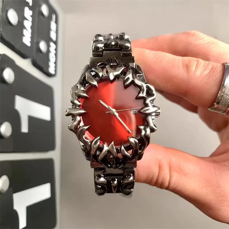 seveneirs's tweet photo. GUYS LOOK WHAT I JUST FOUND 😩‼️

THIS WATCH IS SO PRETTY NGL!
Liat deh detailnya cantik bgt gak sih kayak thorn flame gitu, bener-bener eye-catching bgt!🖤 https://t.co/kFuQfynXlk
