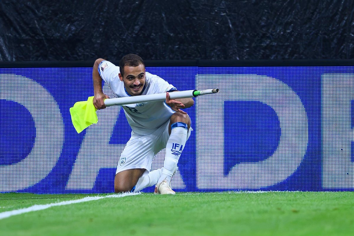 le_Parisien's tweet photo. Sayed Abu Farkhi, joueur israélien, a été exclu après un second carton jaune pour sa célébration jugée problématique par l’arbitre en Ligue des nations.

Le mime d'un tir avec le poteau de corner lui a valu l'expulsion du terrain ➡️ https://t.co/4kI9IqDRHg https://t.co/Cxulwm1qQP