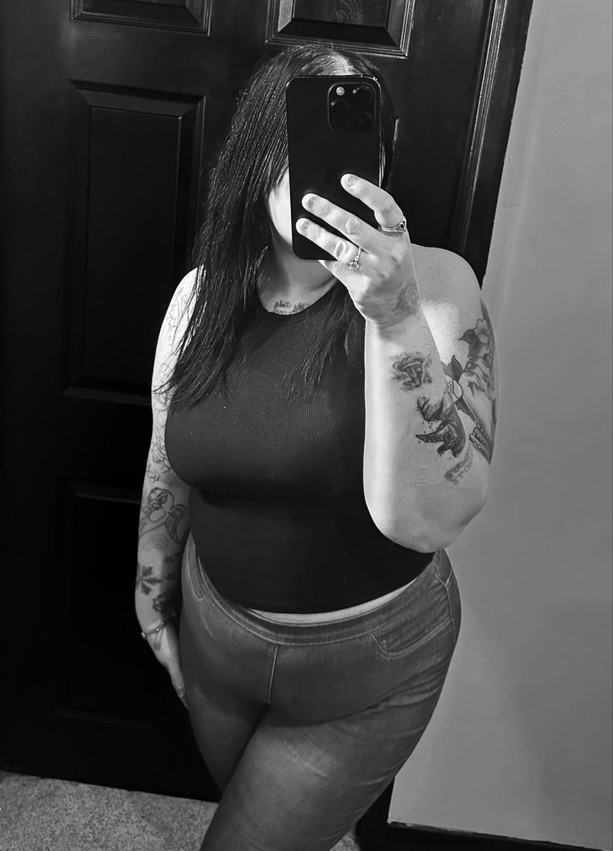 DawnoftheEmma's tweet photo. It’s Friday bitchezzzzz ✌🏻 https://t.co/ihp0LnpFO6