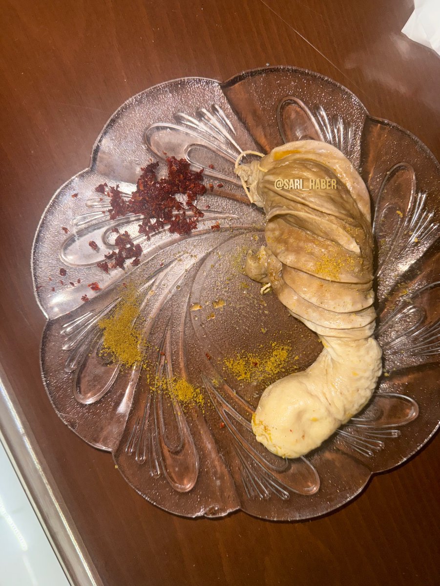 Sari_Haber's tweet photo. 🔸 Şırdan yemeği, kuzu veya koyunun midesinin dördüncü bölümü olan kısmın temizlenip baharatlı pirinçle içinin doldurulmasıyla yapılan geleneksel bir yemek.

İlk defa denedim ama görüntüsünü pek sevmedim. Tadı güzel gibi ama çiğnerken bi tuhaf oldum 🫢 Bir daha yiyeceğimi düşünmüyorum. 

Daha önce deneyip sevenler var mı?