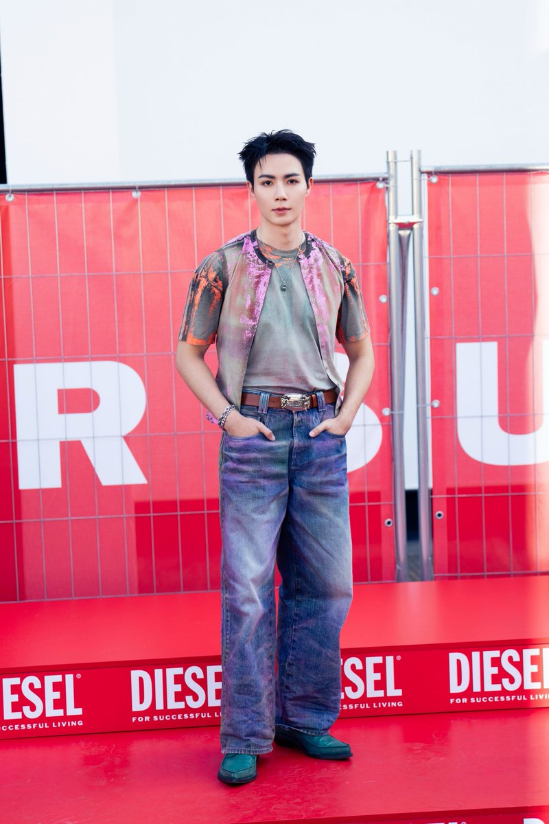 Siam_Paragon's tweet photo. เก็บตกภาพ “ซี–พฤกษ์ (@zee_pruk)” ร่วมชมแฟชั่นโชว์ DIESEL เปิดตัวคอลเลกชัน Spring Summer 2027 ณ กรุงมิลาน ประเทศอิตาลี

DIESEL (ดีเซล) แฟชั่นแบรนด์ดังสัญชาติอิตาลี ถ่ายทอดตัวตนแห่งความกล้า การแสดงออก และพลังสร้างสรรค์ ผ่านแฟชั่นโชว์คอลเลกชันล่าสุด ณ กรุงมิลาน ประเทศอิตาลี โดยครั้งนี้ ซี – พฤกษ์ พานิช นักแสดงและแฟชั่นไอคอนจากประเทศไทย ได้รับเชิญให้ร่วมสัมผัสประสบการณ์แฟชั่นของ DIESEL พร้อมชมแฟชั่นโชว์อย่างใกล้ชิดในฐานะตัวแทนของแบรนด์จากประเทศไทย

สัมผัสตัวตนของ DIESEL และอัปเดตคอลเลกชันล่าสุดได้ที่ DIESEL, โซน International Fashion, ชั้น 1, สยามพารากอน

ZEE PRUK MFW 2027

@DIESEL
#Diesel #DieselSS27 
#DIESELxZEEPRUK #ZeePruk 
#SiamParagon