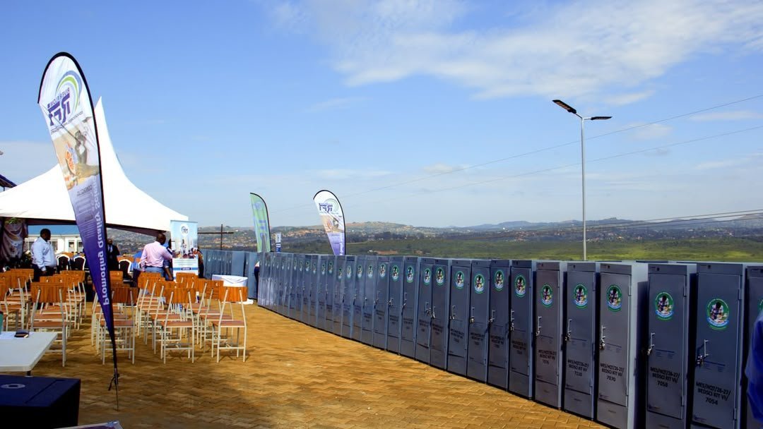 4Ezrah's tweet photo. Science is easier to understand when learners can see, test and explore concepts for themselves. Riverflow International has flagged off 733 primary science kits for schools across 42 districts.
#RiverflowInternational #MOESpromotingpracticallearning #distributionofsciencekits https://t.co/2Fa53aHBY6