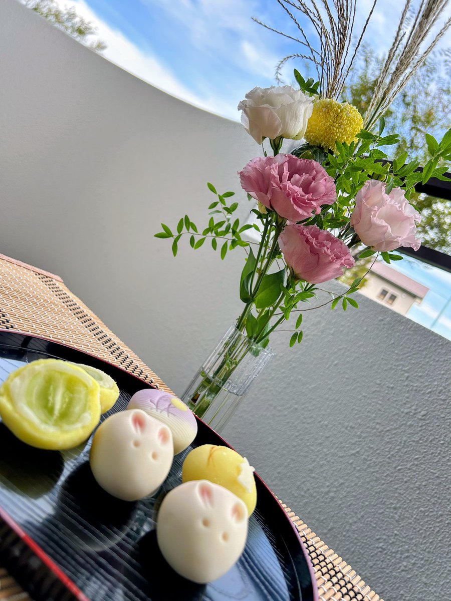 nyoehoara's tweet photo. 🎑いつもいいねありがとうございます🎑
(*´꒳`*)
今日は中秋の名月ですねぇ
お月さまは今の時間よく見えます✨
毎年恒例の「たんの和菓子店」さんの練り切りも購入済♡
https://t.co/VGVDyJrTPI
🍀お夕飯は月見団子に見立てた小にぎり他
#おうちごはん #夜ごはん #料理記録 #ねこ好き https://t.co/KgtnHA47IV