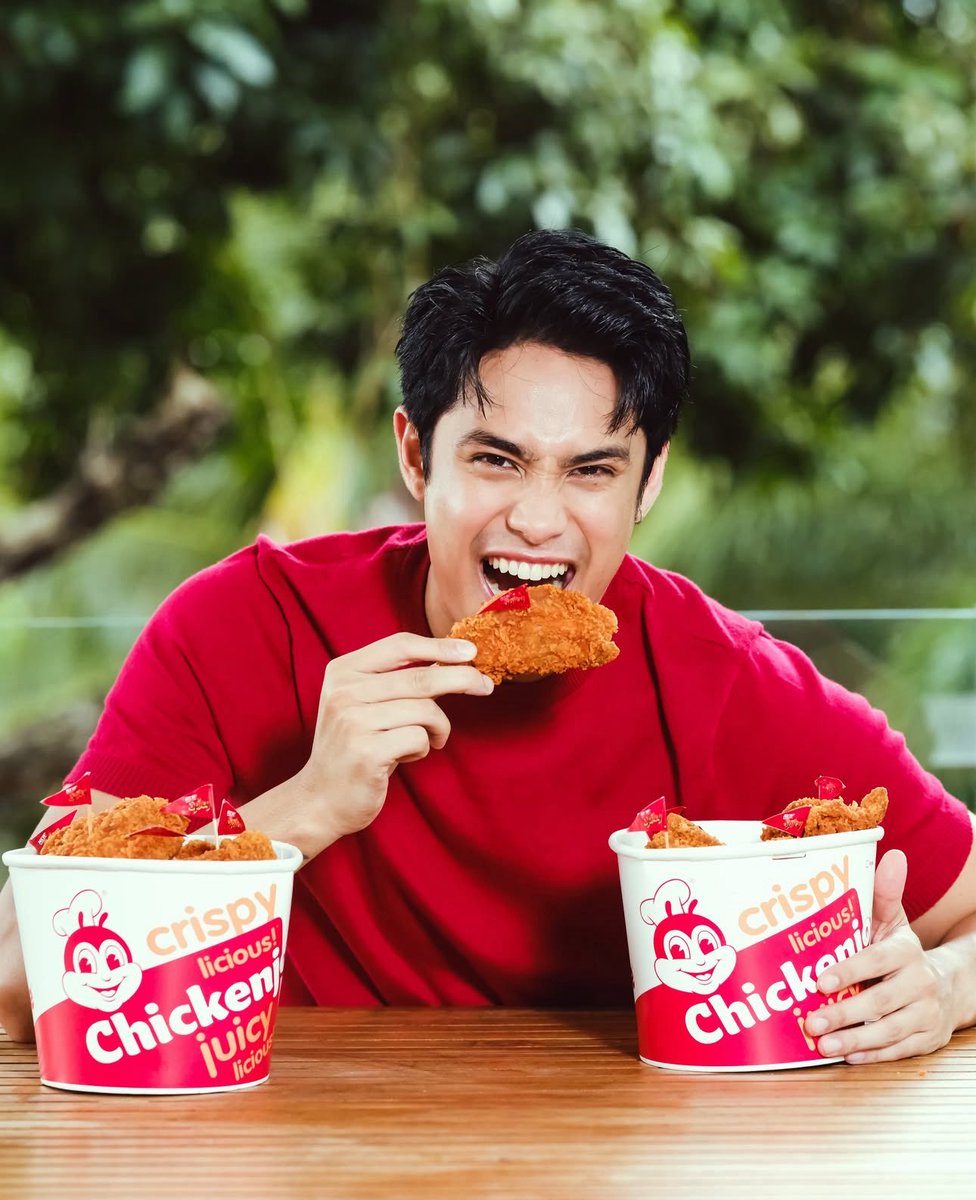 FiBMJL's tweet photo. Matchy Couple 😱🥹 #DonBelle 🍗 kaya mapapakain ka talaga Thank you so much @Jollibee 🥹

#DonnyPangilinan #BelleMariano https://t.co/lHtGo99xW4