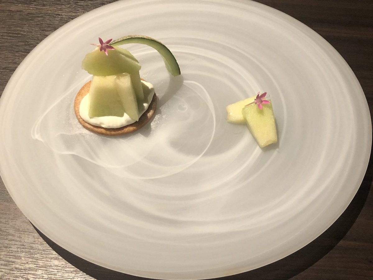 hiIraGI__VL's tweet photo. デザートのフロマージュブランのタルトに珈琲のお茶請けにフィナンシェとフランボワーズケーキまで出てきて、部屋に確保してあるおつまみとオヤツが食い切れるかヒヤヒヤしてる……確か、アイスの引換券もあるんじゃぁ… https://t.co/dqfyfmdi80