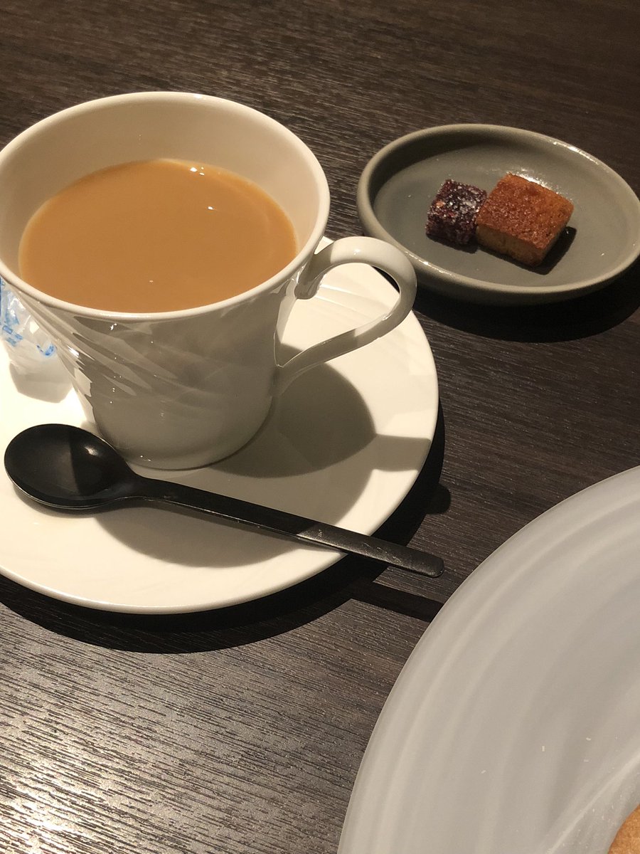 hiIraGI__VL's tweet photo. デザートのフロマージュブランのタルトに珈琲のお茶請けにフィナンシェとフランボワーズケーキまで出てきて、部屋に確保してあるおつまみとオヤツが食い切れるかヒヤヒヤしてる……確か、アイスの引換券もあるんじゃぁ… https://t.co/dqfyfmdi80