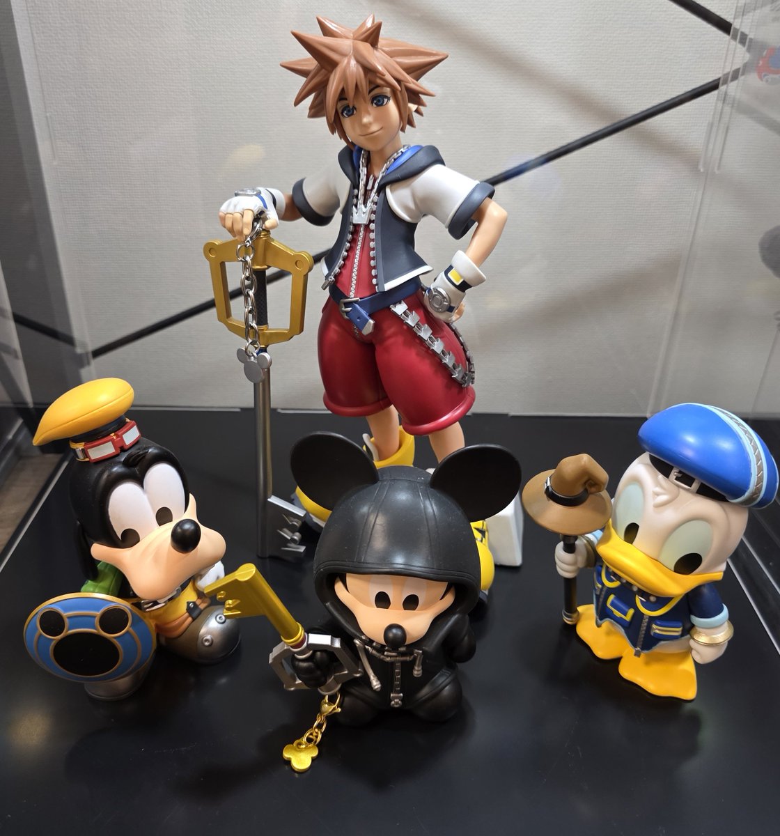 gari0709's tweet photo. グランディスタのソラ待ってました！
前回の一番くじと一緒に飾りたかった✨

しかもこのキーブレードはずせるし、単独でもおすすめですよ！

#キングダムハーツ https://t.co/BPWmbPvwTJ