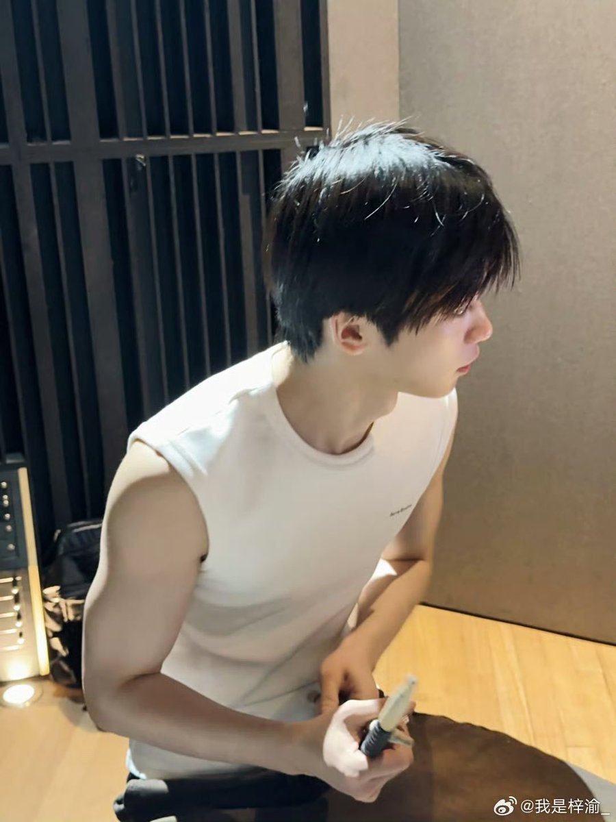 bbiyunim's tweet photo. ㅇㅏ니 내 연하남 에바지이거,,, https://t.co/FQ5lZk0z0D