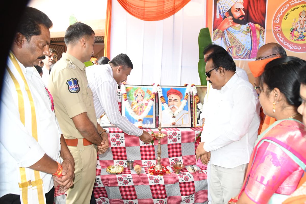 Collector_ADB's tweet photo. హిందూ సమాజ్ ఉత్సవ సమితి, ఎదులాపురం ఆధ్వర్యంలో శుక్రవారం శ్రీ సరస్వతి శిశు మందిర్, వినాయక్ చౌక్ వేదికగా గణేష్ నిమజ్జన సార్వజనిక శోభాయాత్ర అత్యంత వైభవంగా, ఆధ్యాత్మిక శోభ మధ్య ప్రారంభమైంది.

ఈ కార్యక్రమానికి ముఖ్య అతిథులుగా పార్లమెంటు సభ్యులు గోడం నగేష్, శాసనసభ్యులు పాయల్ శంకర్, మున్సిపల్ చైర్మన్  బండారి అనుష, జిల్లా కలెక్టర్  రాజర్షి షా, ఎస్పీ అఖిల్ మహాజన్, వార్డు కౌన్సిలర్ ఆకుల రేవతి హాజరై కార్యక్రమాన్ని జ్యోతి ప్రజ్వలన చేసి ప్రారంభించారు.

అనంతరం శ్రీ సరస్వతి శిశు మందిర్ లో ప్రతిష్టించిన వినాయకుడికి ముఖ్య అతిథులు పూజ కార్యక్రమాలు నిర్వహించి, శోభాయాత్రను ప్రారంభించారు.

ఈ గణేష్ శోభయాత్రలో మార్కెట్  కమిటీ చైర్మన్ శ్రీకాంత్ రెడ్డి, హిందూ ఉత్సవ కమిటీ సభ్యులు లచ్చన్న, ప్రవీణ్, పట్టణ ప్రముఖులు, భక్తులు, ఇతర అధికారులు, తదితరులు పాల్గొన్నారు-1/2.
#ADILABAD #GovernmentOfTelangana #IPRTELANGANA #TelanganaRising2047 #TelanganaRising #Telangana #Ganeshutsav #happyganeshchaturthi #GaneshChaturthi #EcoFriendlyGanesha #ClayGanesha #GreenFestival #SaveWater #GaneshChaturthi2026 #VinayakaChavithi

@TelanganaCMO
@TelanganaCS
@CPRO_TGCM
@Bhatti_Mallu
@INC_Ponguleti
@Ponnam_INC
@jupallyk_rao
@seethakkaMLA
@RajarshiShahIAS 
@TelanganaDGP 
@cdmatelangana
@DMCellTS
@DigitalMediaTG
@EmergingTechTS
@MinOfCultureGoI
@NewsArenaIndia
@NewsMeter_in
@tsdamindia
@PIBCulture
@CBC_MIB
@PIBHindi
@PIB_India
@MIB_India
@PTI_News
@DCsofIndia
@DDNewslive
@DDNational
@IasTelangana
@IPRTelangana
@PIBFactCheck
@PTINews_Bhasha