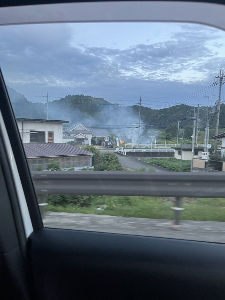 Castl_town2021's tweet photo. 2026/09/25 
1750
 #高取町
 #無法地帯
 #野焼き  #臭い  #食事できない #目痛い  #鼻痛い 
 #洗濯物煙臭い

  #何がどこがやむを得ないのか説明するべき
 #燃やすなら申請書提出
 #延焼したら全部責任とる誓約書提出

それぐらいしてもらってもバチ当たらんわ https://t.co/HxUwE4HN6M