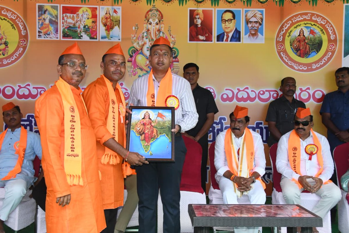 Collector_ADB's tweet photo. హిందూ సమాజ్ ఉత్సవ సమితి, ఎదులాపురం ఆధ్వర్యంలో శుక్రవారం శ్రీ సరస్వతి శిశు మందిర్, వినాయక్ చౌక్ వేదికగా గణేష్ నిమజ్జన సార్వజనిక శోభాయాత్ర అత్యంత వైభవంగా, ఆధ్యాత్మిక శోభ మధ్య ప్రారంభమైంది.

ఈ కార్యక్రమానికి ముఖ్య అతిథులుగా పార్లమెంటు సభ్యులు గోడం నగేష్, శాసనసభ్యులు పాయల్ శంకర్, మున్సిపల్ చైర్మన్  బండారి అనుష, జిల్లా కలెక్టర్  రాజర్షి షా, ఎస్పీ అఖిల్ మహాజన్, వార్డు కౌన్సిలర్ ఆకుల రేవతి హాజరై కార్యక్రమాన్ని జ్యోతి ప్రజ్వలన చేసి ప్రారంభించారు.

అనంతరం శ్రీ సరస్వతి శిశు మందిర్ లో ప్రతిష్టించిన వినాయకుడికి ముఖ్య అతిథులు పూజ కార్యక్రమాలు నిర్వహించి, శోభాయాత్రను ప్రారంభించారు.

ఈ గణేష్ శోభయాత్రలో మార్కెట్  కమిటీ చైర్మన్ శ్రీకాంత్ రెడ్డి, హిందూ ఉత్సవ కమిటీ సభ్యులు లచ్చన్న, ప్రవీణ్, పట్టణ ప్రముఖులు, భక్తులు, ఇతర అధికారులు, తదితరులు పాల్గొన్నారు-1/2.
#ADILABAD #GovernmentOfTelangana #IPRTELANGANA #TelanganaRising2047 #TelanganaRising #Telangana #Ganeshutsav #happyganeshchaturthi #GaneshChaturthi #EcoFriendlyGanesha #ClayGanesha #GreenFestival #SaveWater #GaneshChaturthi2026 #VinayakaChavithi

@TelanganaCMO
@TelanganaCS
@CPRO_TGCM
@Bhatti_Mallu
@INC_Ponguleti
@Ponnam_INC
@jupallyk_rao
@seethakkaMLA
@RajarshiShahIAS 
@TelanganaDGP 
@cdmatelangana
@DMCellTS
@DigitalMediaTG
@EmergingTechTS
@MinOfCultureGoI
@NewsArenaIndia
@NewsMeter_in
@tsdamindia
@PIBCulture
@CBC_MIB
@PIBHindi
@PIB_India
@MIB_India
@PTI_News
@DCsofIndia
@DDNewslive
@DDNational
@IasTelangana
@IPRTelangana
@PIBFactCheck
@PTINews_Bhasha