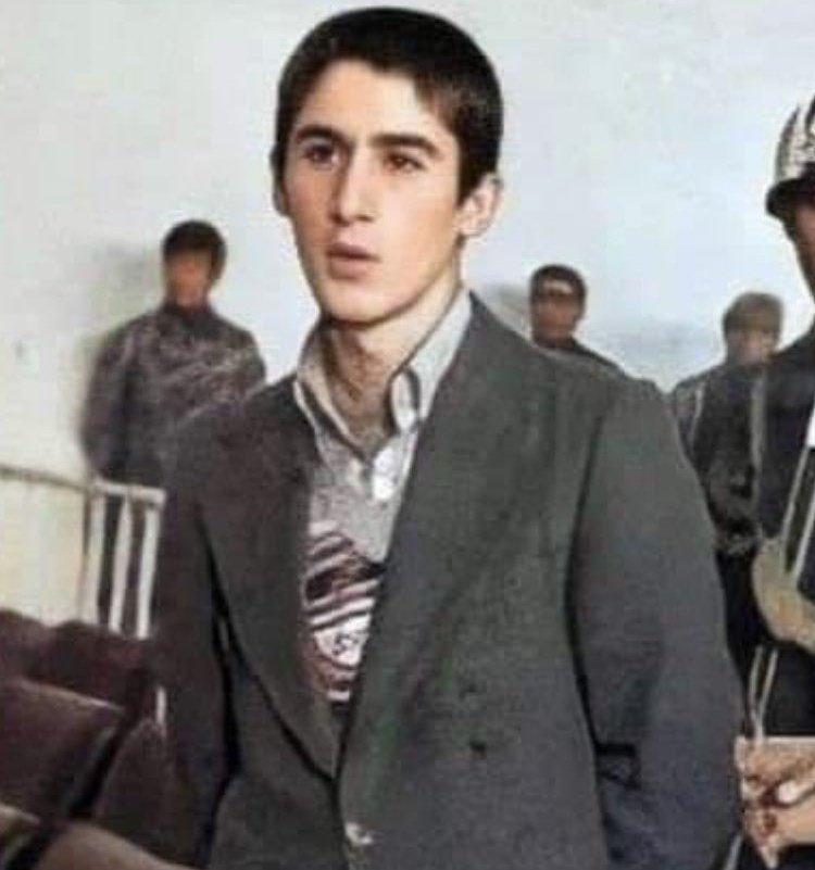 Okyanus1523224's tweet photo. Yaşı 17 idi hata yapmaz suç işlemez dediğiniz devletin en yetkilisi Kenan Evren bir gecede yaşını büyttü ve Aştı. Hakimler savcılar çıt çıkaramadı. Seyit Rızo yaşı küçültülüp asıldı Yine kimse çıt diyemedi. Bunları sokaktan geçenler asmadı, o dönemin devlet yetkilileri astı . https://t.co/HGJK00M0w6