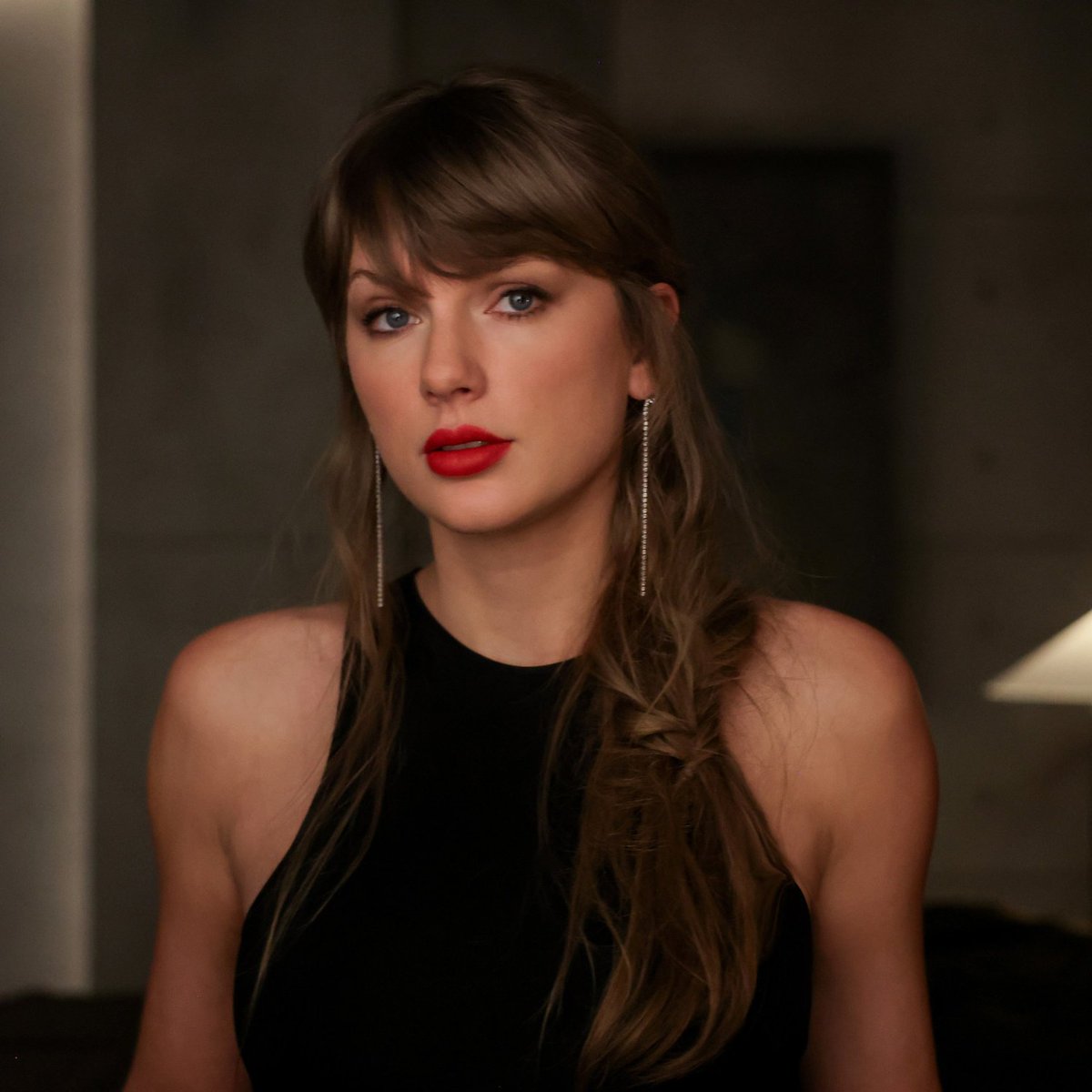 taylorswiftbr's tweet photo. “A história por trás de 'Patient Zero' é que eu estava saindo com um grupo de amigas, e uma delas nos contou que tinha sido contatada pela nova namorada de um ex-namorado, pedindo orientação sobre se ela havia tido as mesmas experiências com esse cara. Todo mundo no nosso grupo imediatamente começou a dizer algo como, 'Ah, eu também passei por isso', e contando as histórias de quando esse tipo de contato havia acontecido com elas.”

- Taylor Swift sobre a inspiração por trás da música "Patient Zero". 🤍