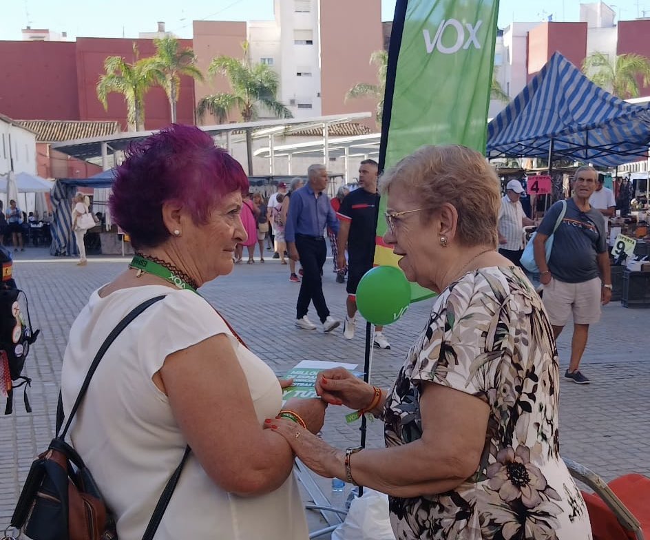 VOX_Torrent's tweet photo. La política también se hace hablando con la gente, escuchando sus problemas y defendiendo sus necesidades.

🇪🇸 Gracias a todos los que os habéis acercado y habéis compartido este rato con nosotros. ¡Seguimos! https://t.co/9Wa8TgbCpf
