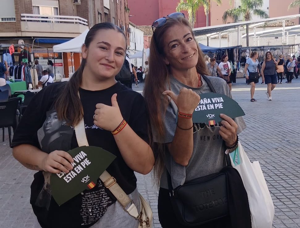 VOX_Torrent's tweet photo. La política también se hace hablando con la gente, escuchando sus problemas y defendiendo sus necesidades.

🇪🇸 Gracias a todos los que os habéis acercado y habéis compartido este rato con nosotros. ¡Seguimos! https://t.co/9Wa8TgbCpf