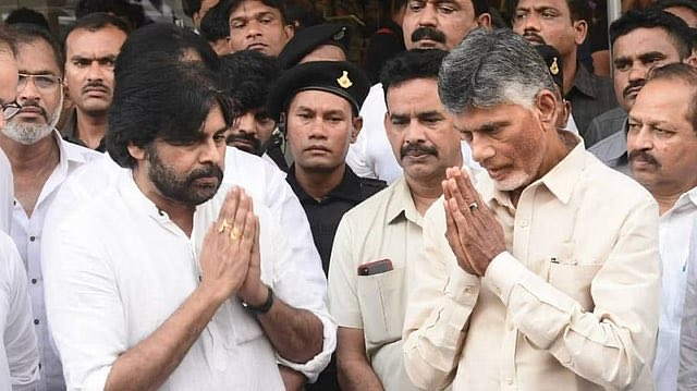 AKLiveNow's tweet photo. చంద్రబాబును జైల్లో పెట్టించినవాడు…
జైల్లో ఉన్న చంద్రబాబును చూడటానికి పవన్ కల్యాణ్‌ను పంపించినవాడు…
ఒక్కడే.

Crazy politics of ___🔥 https://t.co/EwmAtdSdrG