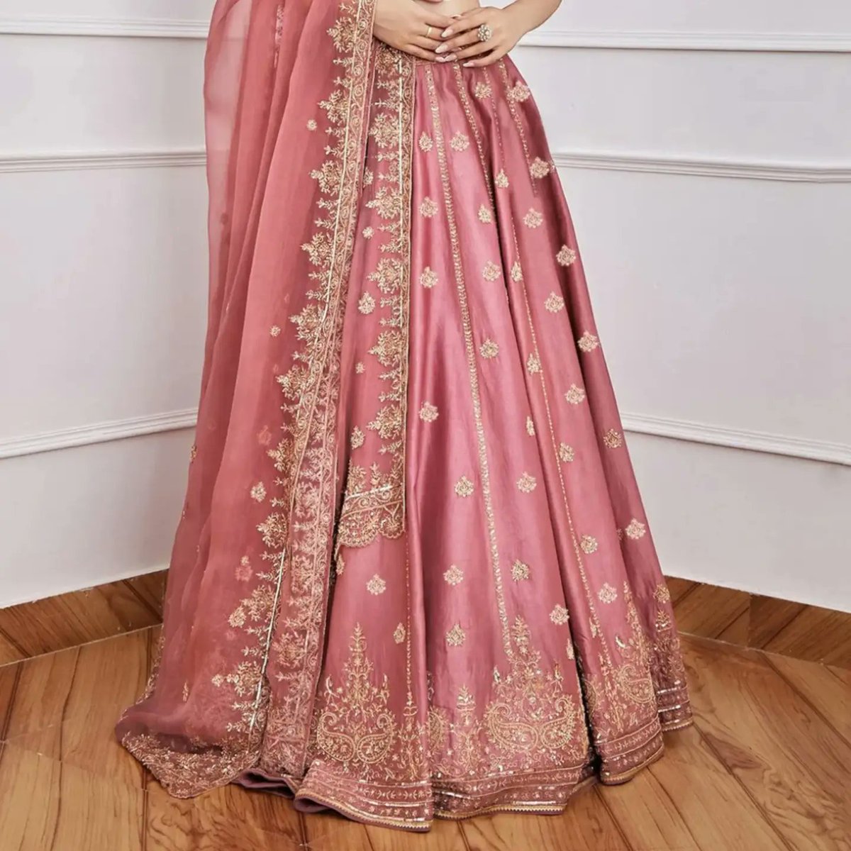 LeanCoffenpkt's tweet photo. Elegant embroidered sequin lehenga choli with dupatta

Price: 1480
Package: Lehenga, choli and dupatta
Fabric: Malai satin with embroidery sequin work
Semi-stitched, free size
Lehenga flair: 3. 2 m
Dupatta: 2. 2 m tebby organza https://t.co/dgw67JQuyR