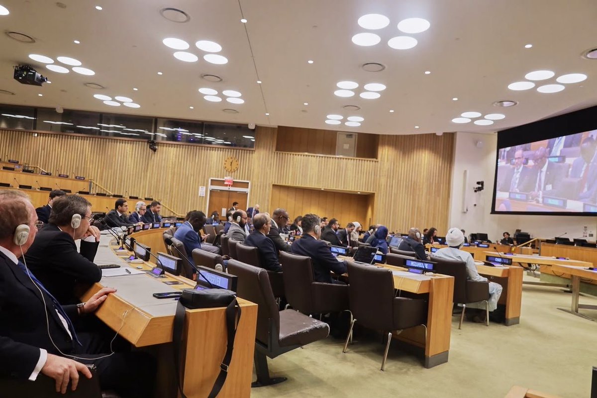 MaliMaeci's tweet photo. La voix du Mali se fait déjà entendre lors des réunions thématiques de haut niveau. 

Son Excellence Monsieur Abdoulaye DIOP, Ministre des Affaires étrangères et de la Coopération internationale, a prononcé des discours lors des rencontres thématiques de haut niveau pour porter le message du Mali sur des questions de paix, de sécurité et du développement.

Lors de la réunion de haut niveau consacrée à la célébration du 40ème anniversaire de la déclaration sur le droit au développement, il a laissé entendre que le droit au développement n’est pas une question de charité mais d’autonomisation et de participation. A cet égard, il a souligné la nécessité d’accélérer la mise en œuvre des Objectifs du Développement Durable, notamment dans les domaines où les résultats demeurent insuffisants. Par la même occasion, il a relevé les efforts de développement du Mali dans le cadre de la vision Mali kura 2063, opérationnalisée par la Stratégie nationale pour l’émergence et le développement durable.

A l'occasion de la réunion ministérielle des Pays les Moins Avancés (PMA), le Ministre DIOP a relevé l’importance de l’engagement collectif pour défendre les intérêts des PMA et promouvoir un développement durable, inclusif et équitable. Dans ce cadre, il a souligné la vision holistique du Mali dans la gouvernance endogène concernant les questions sécuritaires et de développement socio-économique, conformément à son référentiel national visant l’émergence et le développement durable.

Intervenant à la réunion ministérielle de la Commission de consolidation de la paix, il a partagé l’expérience du Mali sur sa stratégie de consolidation de paix. Mettant l’accent sur l’appropriation nationale du processus de paix dans le cadre de la mise en œuvre de Charte nationale pour la paix et la réconciliation, il a insisté sur l’investissement dans la jeunesse pour accroître les dividendes de la paix. Dans cette veine, il a plaidé  pour la rééligibilité de notre pays à un nouveau cycle de « Peacebuilding and Recovery Facility ».

Au cours de la réunion de l’Organisation de la Coopération Islamique (OCI), il a dénoncé le terrorisme soutenu par des sponsors étatiques étrangers, à l’instar de l’Ukraine, qui apportent leur appui technique et matériel aux groupes armés terroristes pour mener des attaques lâches, barbares et indiscriminées contre des populations innocentes. Face au développement inquiétant du terrorisme international, il a plaidé pour un ordre international plus juste et plus équitable, tout relevant les efforts des pays de la Confédération AES contre le terrorisme armé, le terrorisme économique, le terrorisme médiatique et le terrorisme géopolitique.

Bureau de l’Information et de la Presse/MAECI.
