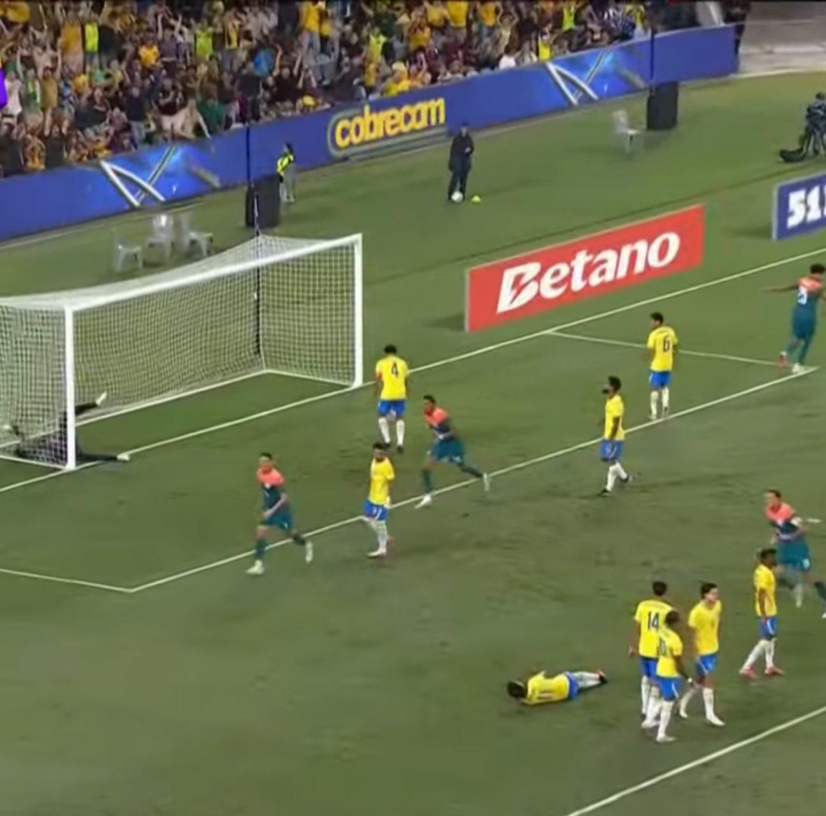 Jota4Fc's tweet photo. Hugo Souza aesthetic 🔥🔥🔥

Goleiro de Seleção Brasileira… https://t.co/CzqUTPNi9i