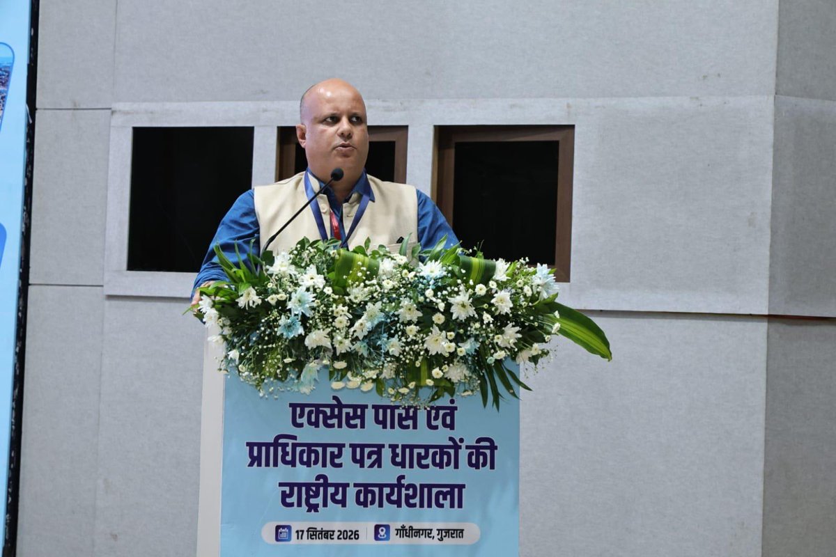 mdncdc's tweet photo. राष्ट्रीय कार्यशाला में डीप-सी फिशिंग को बढ़ावा देने पर मंथन

भारत सरकार के मत्स्य विभाग द्वारा 17 सितंबर 2026 को गांधीनगर, गुजरात स्थित राष्ट्रीय फोरेंसिक विज्ञान विश्वविद्यालय (NFSU) में गहरे समुद्र में मछली पकड़ने को बढ़ावा देने और एक्सेस पास और प्राधिकृति पत्र धारकों के साथ बातचीत पर राष्ट्रीय कार्यशाला का आयोजन किया।

कार्यशाला में NCDC, गांधीनगर के क्षेत्रीय निदेशक श्री किंचित जोशी ने सहभागिता करते हुए डीप-सी फिशिंग वेसल्स के वित्तपोषण तंत्र पर व्याख्यान दिया। उन्होंने बताया कि देशभर में 73 से अधिक डीप-सी फिशिंग वेसल्स स्वीकृत किए जा चुके हैं तथा बड़े Mother Vessel Projects के वित्तपोषण के लिए भी NCDC तैयार है।
तकनीकी सत्रों की अध्यक्षता डॉ. अभिलक्ष लिखी, सचिव, मत्स्य विभाग, भारत सरकार ने की, श्री अरुण कुमार एम. सोलंकी, अतिरिक्त मुख्य सचिव (मत्स्य), गुजरात सरकार तथा डॉ. सुरभि राय, संयुक्त सचिव, मत्स्य विभाग, भारत सरकार ने सह-अध्यक्ष के रूप में सहभागिता की।

कार्यशाला में डीप-सी फिशिंग को प्रोत्साहन, वित्तपोषण तंत्र को सुदृढ़ करने तथा मत्स्य क्षेत्र में बड़े निवेश को बढ़ावा देने से जुड़े महत्वपूर्ण विषयों पर विचार-विमर्श किया गया।

#NCDC #DeepSeaFishing #Fisheries #Cooperatives #मत्स्यपालन #सहकारिता