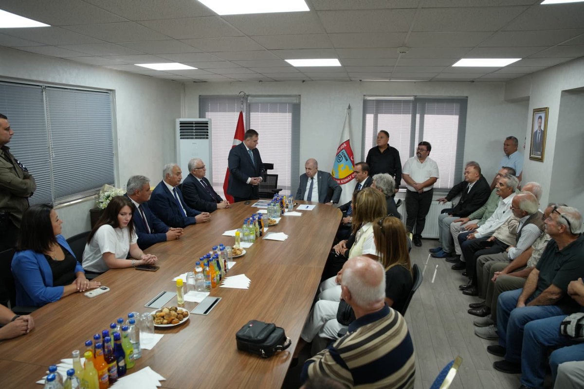umitozdag's tweet photo. İzmir programımız kapsamında İzmir Şoförler ve Otomobilciler Esnaf Odası Başkanı Sayın Erkan Özkan'ı ziyaret ettik.

Taksiciler ve kamyon şoförleri başta olmak üzere esnaflarımızın sorunlarını dinledik, Zafer Partisi'nin çözüm önerilerini paylaştık.

Ev sahiplikleri için İzmir Şoförler ve Otomobilciler Esnaf Odası Başkanı Sayın Erkan Özkan ve tüm şoför esnafı kardeşlerimize teşekkür ederim.