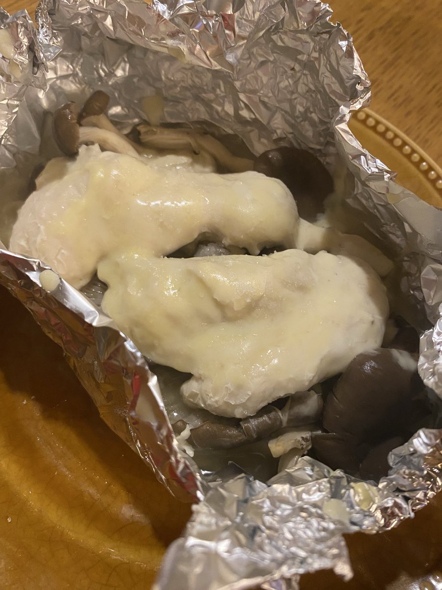 warihima8's tweet photo. 夜ご飯に肌にいいっていうキノコ🍄‍🟫
リュウジが言ってた！
ささみと一緒にホイル焼き〜♪
生理前の怠さに襲われてるけど1時間歩けた自分を褒めたい🚶‍♂️‍➡️
これから軽く筋トレするぞ💪🏽
#筋トレ女子 https://t.co/kNlYhDVnXJ