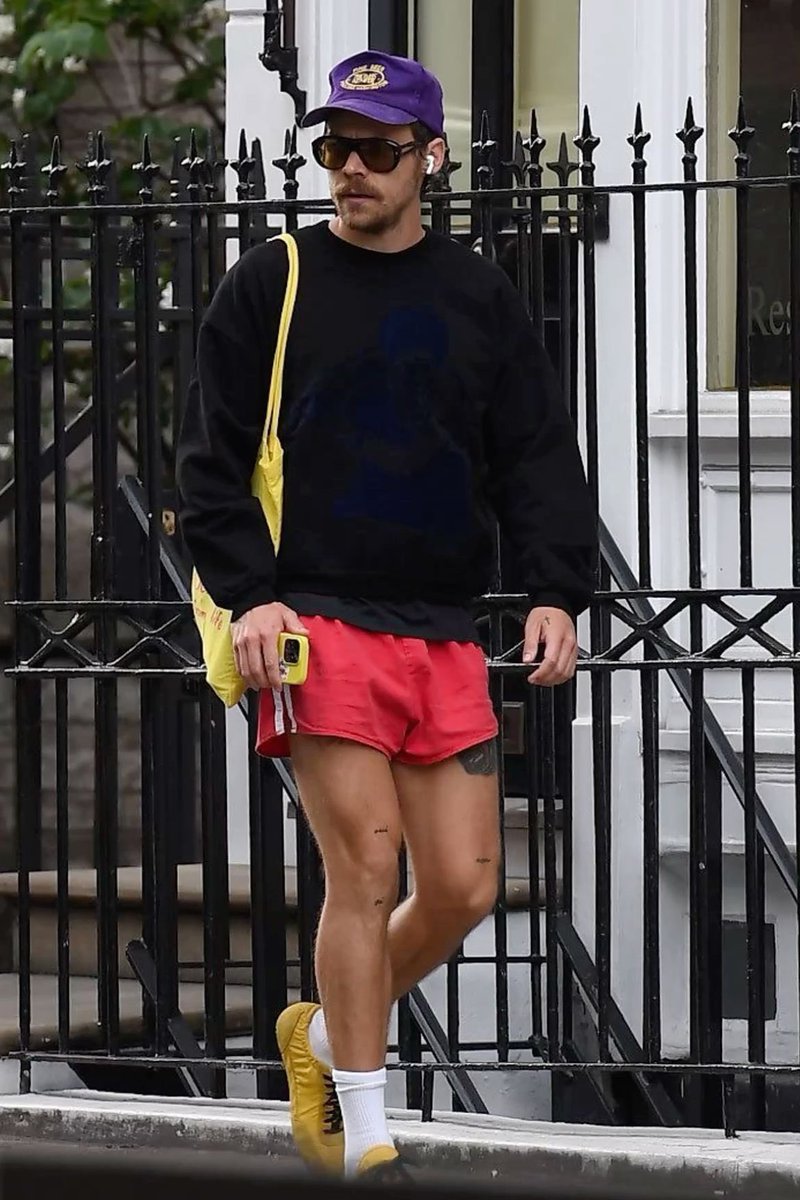 CelebrityMed_'s tweet photo. Harry Styles walking with actor Paul Mescal in London Street https://t.co/wrCymkchwc