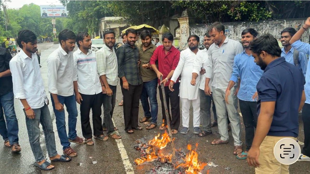 newswalemuni's tweet photo. #AllahabadUniversity में छात्रों ने #CEC #GyaneshKumar के इस्तीफे की मांग को लेकर छात्रसंघ भवन के गेट पर पुतला फूंका और नारेबाजी की. छात्रों ने मांगें नहीं माने जाने पर बड़े आंदोलन की चेतावनी दी. #ElectionCommission #Prayagraj #StudentProtest #UPNews #LatestNews https://t.co/c7hquFSVVj