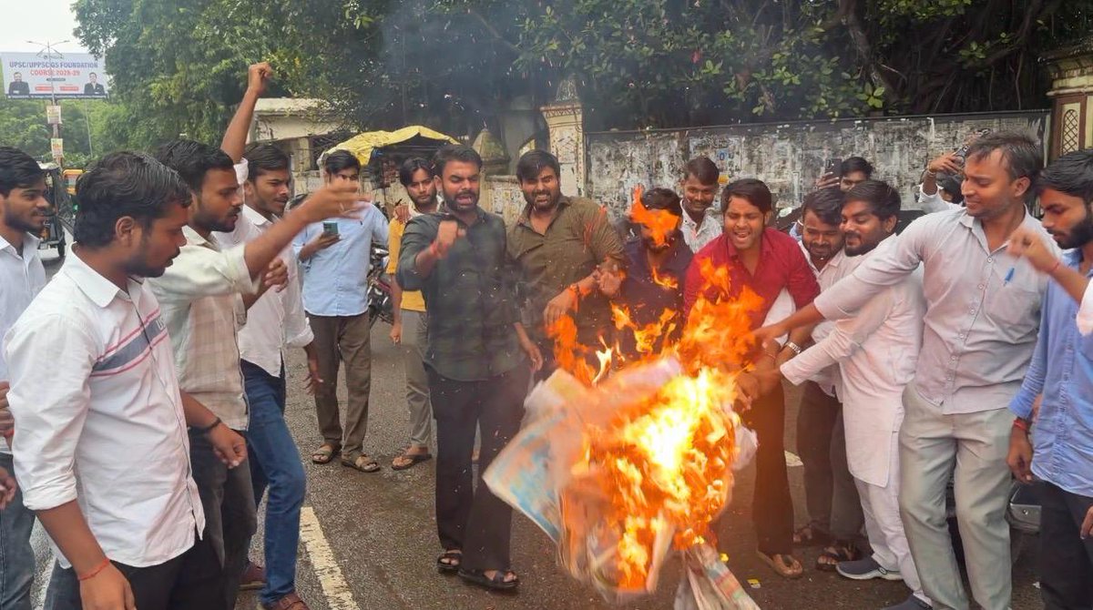 newswalemuni's tweet photo. #AllahabadUniversity में छात्रों ने #CEC #GyaneshKumar के इस्तीफे की मांग को लेकर छात्रसंघ भवन के गेट पर पुतला फूंका और नारेबाजी की. छात्रों ने मांगें नहीं माने जाने पर बड़े आंदोलन की चेतावनी दी. #ElectionCommission #Prayagraj #StudentProtest #UPNews #LatestNews https://t.co/c7hquFSVVj