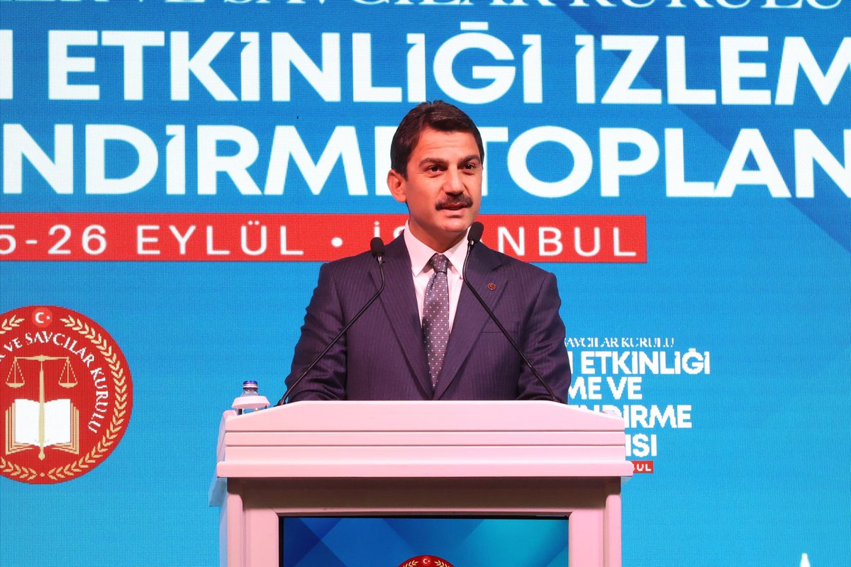 turankuloglu's tweet photo. 🔷 GECİKMEYİ SİSTEMATİK OLARAK SONA ERDİRECEĞİZ

Hâkimler ve Savcılar Kurulunca düzenlenen Yargı Hizmetlerinin Etkinliğini İzleme ve Değerlendirme Toplantısı’nın ilki; Adalet Bakanımız ve HSK Başkanımız Sayın Akın Gürlek’in açılış konuşmaları ve teşrifleriyle; HSK Başkanvekilimiz, HSK üyelerimiz, Bakan Yardımcılarımız, HSK Genel Sekreterimiz, Bakanlık birim amirlerimiz, İstanbul Cumhuriyet Başsavcımız, İstanbul’da görev yapan başsavcılarımız, adalet komisyonu başkanlarımız ve meslektaşlarımızın katılımıyla İstanbul’da başladı.

🔹 Yargının hızlandırılması, artık dönemsel bir çalışma değil; Adalet Bakanlığımız ile HSK’nin ortak ve kalıcı politikasıdır.

🔹 Kararın ne olacağıyla değil, karar verilebilmesinin önündeki idari, teknik ve kurumsal engellerin kaldırılmasıyla ilgileniyoruz.

🔹 Yargı Hizmetlerinin Etkinliği Büroları, Alo Adalet 135, güçlü koordinasyon ve kararlı takiple hedefimiz; çözümü mümkün olduğu hâlde bekleyen tek bir dosya bırakmamaktır.

🔷 Çünkü olağan dışı hâle gelmiş sorunlar, alışılmış yöntemlerle çözülemez.

#SıfırGecikmeliYargı 
#Adalet

https://t.co/lA6ApXlkoO
               https://t.co/3RyZjHtdkf
