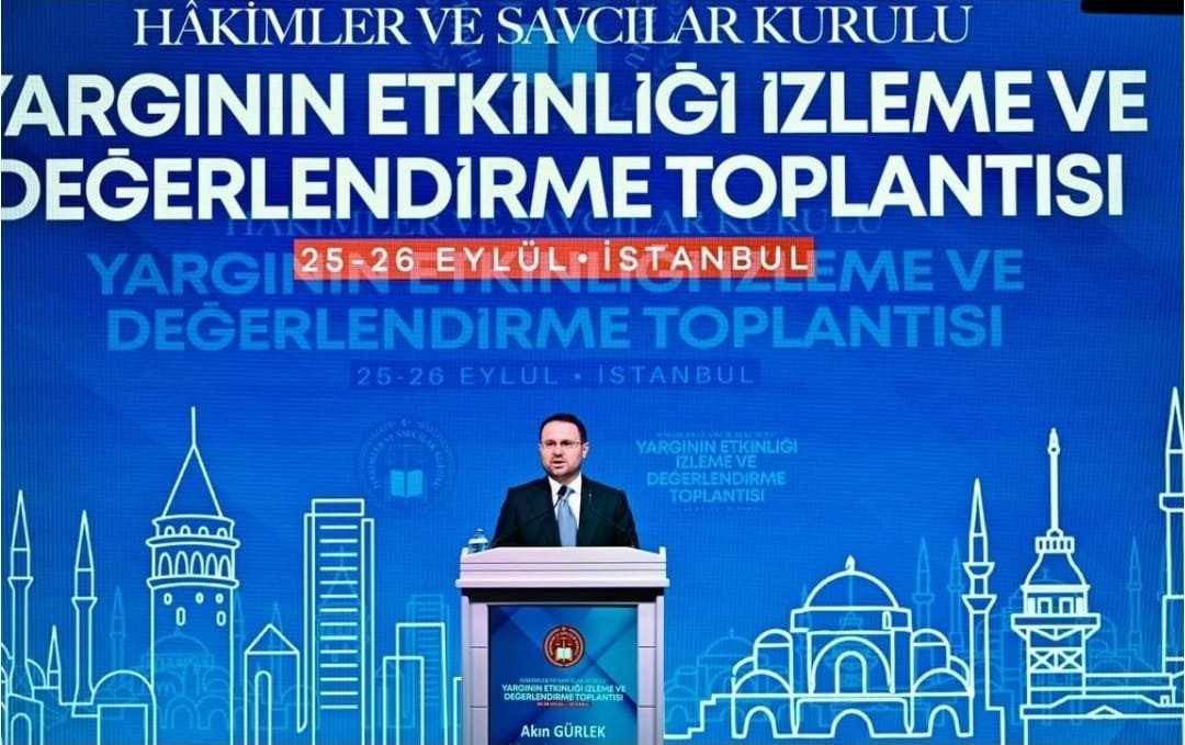 turankuloglu's tweet photo. 🔷 GECİKMEYİ SİSTEMATİK OLARAK SONA ERDİRECEĞİZ

Hâkimler ve Savcılar Kurulunca düzenlenen Yargı Hizmetlerinin Etkinliğini İzleme ve Değerlendirme Toplantısı’nın ilki; Adalet Bakanımız ve HSK Başkanımız Sayın Akın Gürlek’in açılış konuşmaları ve teşrifleriyle; HSK Başkanvekilimiz, HSK üyelerimiz, Bakan Yardımcılarımız, HSK Genel Sekreterimiz, Bakanlık birim amirlerimiz, İstanbul Cumhuriyet Başsavcımız, İstanbul’da görev yapan başsavcılarımız, adalet komisyonu başkanlarımız ve meslektaşlarımızın katılımıyla İstanbul’da başladı.

🔹 Yargının hızlandırılması, artık dönemsel bir çalışma değil; Adalet Bakanlığımız ile HSK’nin ortak ve kalıcı politikasıdır.

🔹 Kararın ne olacağıyla değil, karar verilebilmesinin önündeki idari, teknik ve kurumsal engellerin kaldırılmasıyla ilgileniyoruz.

🔹 Yargı Hizmetlerinin Etkinliği Büroları, Alo Adalet 135, güçlü koordinasyon ve kararlı takiple hedefimiz; çözümü mümkün olduğu hâlde bekleyen tek bir dosya bırakmamaktır.

🔷 Çünkü olağan dışı hâle gelmiş sorunlar, alışılmış yöntemlerle çözülemez.

#SıfırGecikmeliYargı 
#Adalet

https://t.co/lA6ApXlkoO
               https://t.co/3RyZjHtdkf