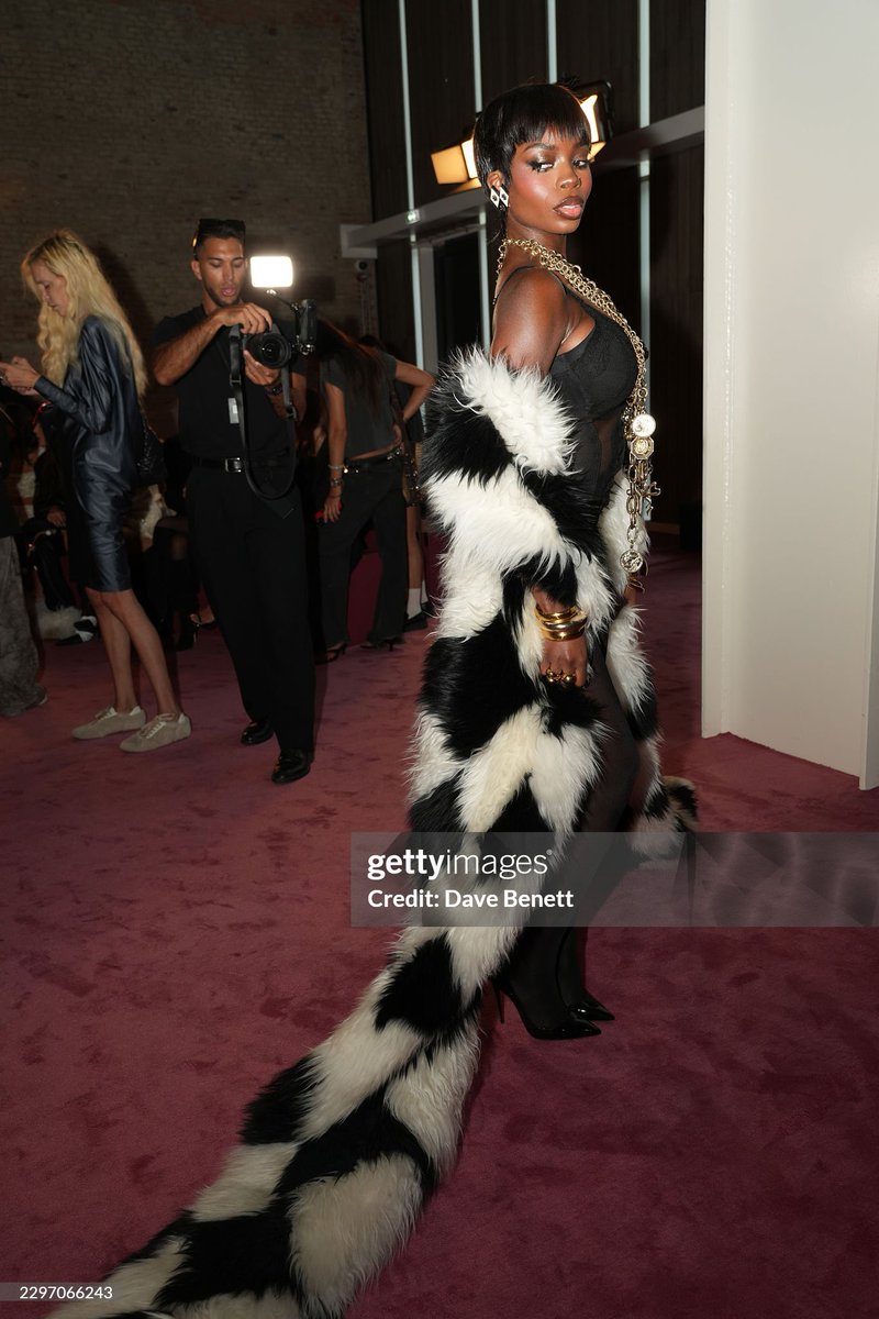 nicolandriainfo's tweet photo. 📸 Olandria at the Blumarine SS27 Show via gettyimages!

OLANDRIA STUNS FOR BLUMARINE #OlandriaxBlumarineSS27  #BlumarineSS27 https://t.co/or8fOPhso7