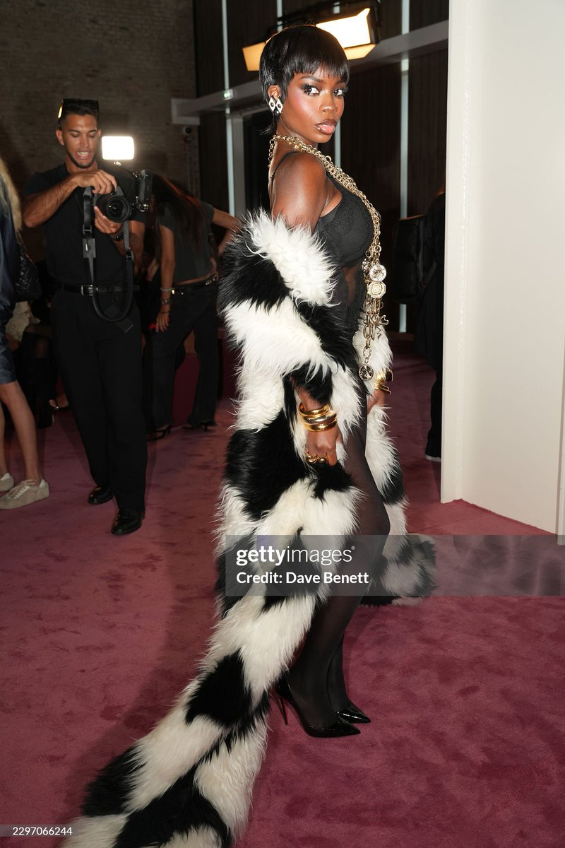 nicolandriainfo's tweet photo. 📸 Olandria at the Blumarine SS27 Show via gettyimages!

OLANDRIA STUNS FOR BLUMARINE #OlandriaxBlumarineSS27  #BlumarineSS27 https://t.co/or8fOPhso7