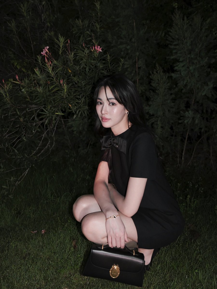 KMayaKwangbae's tweet photo. มหัศจรรย์ความสวยของพี่หลิงมาก บางวันคือหล่อตะโกน หล่อมากกก แต่พอแต่งลุคแบบนี้ ก็สวยหวาน ลุคหนูดิออร์ทันที🫠 เข้าใจดิออร์ทุกอย่าง

@Dior #DiorAW26
#linglingkwong‌ #หลิงหลิงคอง https://t.co/nrZTtJvADV