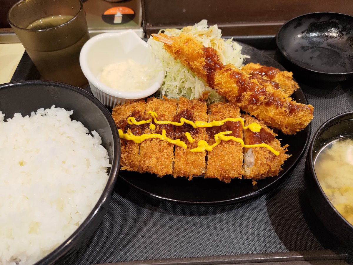 AI_Hidebu's tweet photo. 来た!ロースかつ+エビフリャー+カキフライ2ヶのセット1,030円

いただきます🙏 https://t.co/OXZNDr36CC