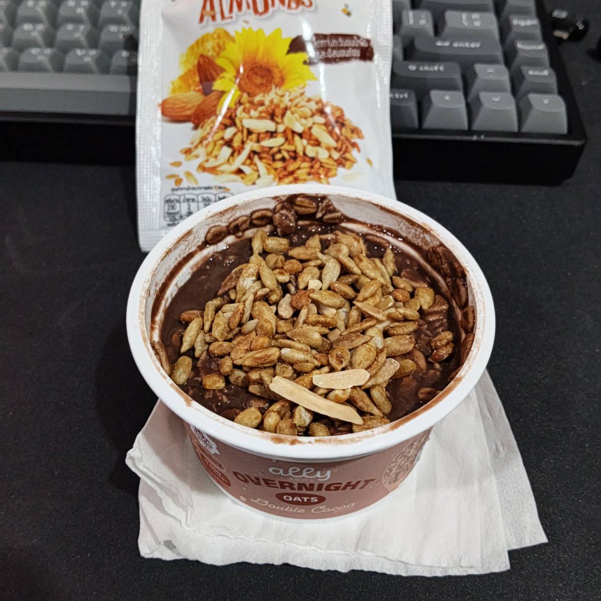 PlatooSpace's tweet photo. เห้ยบ้าน่า ของเซเว่น อร่อยนะ แต่น้อย 40 กว่าบาท ปกติกินแต่ชามใหญ่ ๆ เกือบครึ่งโล เจอ 170 กรัมไป ไม่อิ่ม แต่เข้มข้นมากกกก
แคลแค่ 240 เอง ผญ.ตัวเล็ก ๆ นี่อิ่มสบาย ๆ เลย
ส่วนสูตรของผม ปกติราว ๆ 500-600 แคลต่อชามเลย 5555 ชายแทร่กินเยอะ
#OvernightOats https://t.co/XwNhAiqTEc