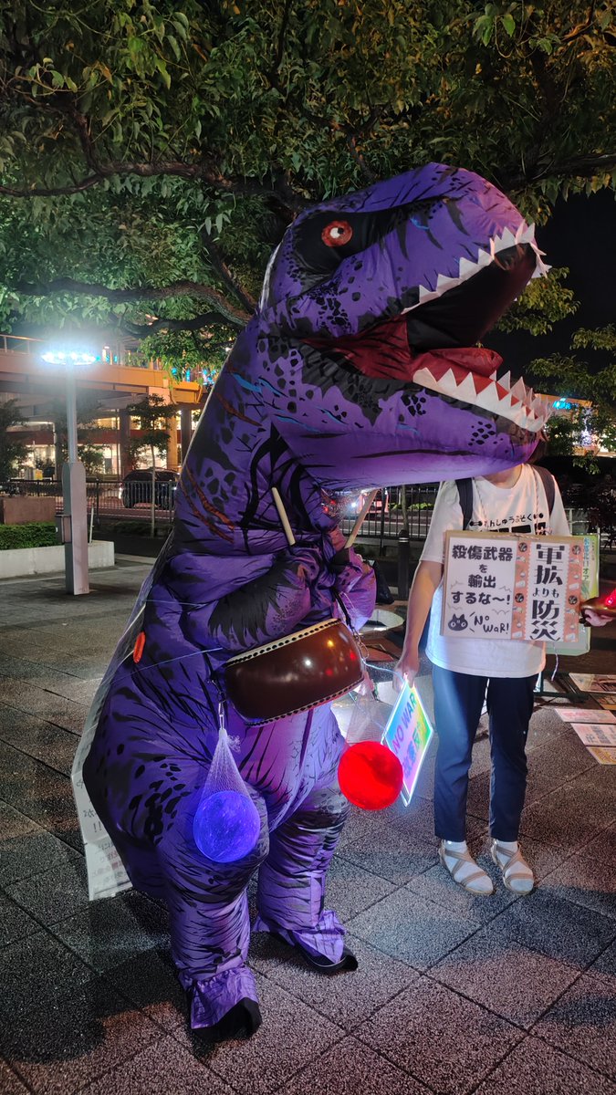 aka_ne0001's tweet photo. 今日は和太鼓ティラノさんも参加！
「戦争のつくりかた」を流しながら、コールあり、川柳ありのバラエティ豊かな回でした✨
みなさんのスピーチを聴いて、自分の推し党を堂々と応援していこうと改めて思いました💪(差別は❌️)
#平和憲法が誇りだもんで https://t.co/uytqwQaEyG