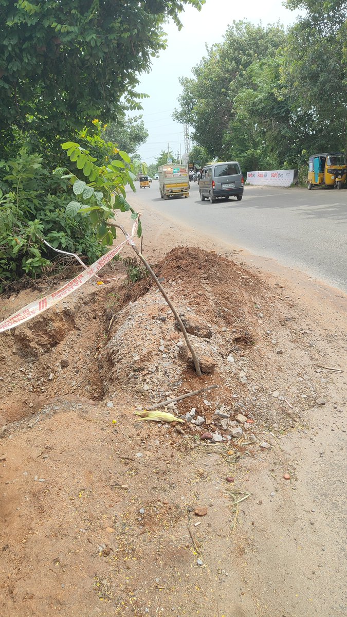 prank_reddy's tweet photo. @HYDTP @GHMCOnline @TelanganaCMO @TelanganaDGP @CYBTRAFFIC @CYBTRAFFIC
Requesting the concerned authority to take immediate action before someone is seriously injured.
@SajjanarVC_IPS sir please have a look at it. https://t.co/KrABTqSLJX