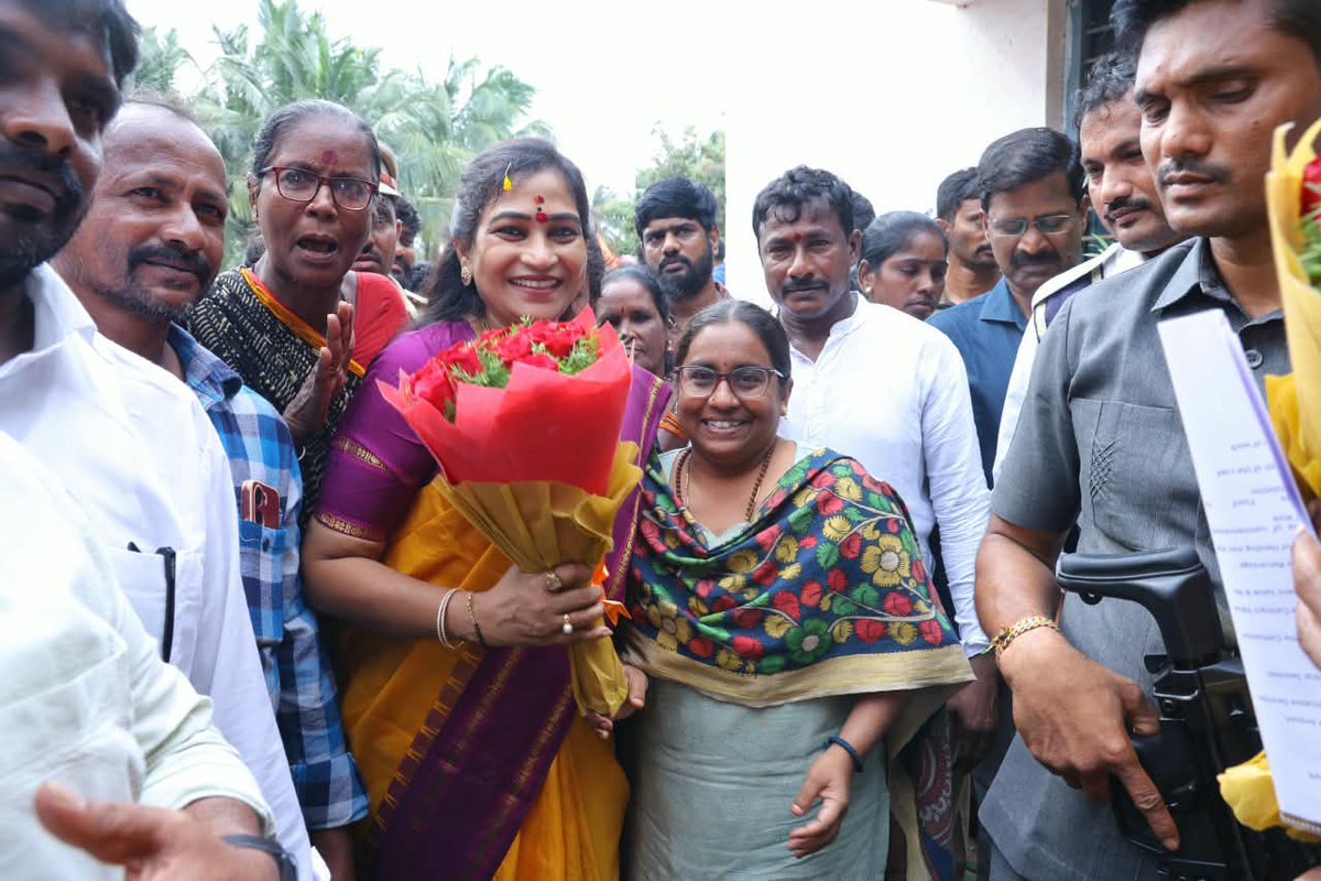 Anitha_TDP's tweet photo. రాజయ్యపేటలో ప్రజల ఆత్మీయ స్వాగతం మధ్య పలు అభివృద్ధి కార్యక్రమాలకు శ్రీకారం చుట్టాను. రూ.3 కోట్లతో సారిపల్లిపాలెం - రాజయ్యపేట, రూ.1.30 కోట్లతో పాయకరావుపేట - పెంటకోట ఆర్‌అండ్‌బీ రోడ్లకు శంకుస్థాపన చేయడం జరిగింది.

రాజయ్యపేటలో ఎంజేపీ బాలికల గురుకుల పాఠశాలను ప్రారంభించి, రూ.20 లక్షల CSR నిధులతో అభివృద్ధి పనులకు శ్రీకారం చుట్టాను.

#ChandraBabuNaidu #HomeMinister #VangalapudiAnitha #TDP #AndhraPradesh