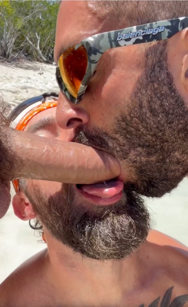 RegularGuyz3's tweet photo. #nudebeach,#gaybeach https://t.co/HR7zXbfq2n