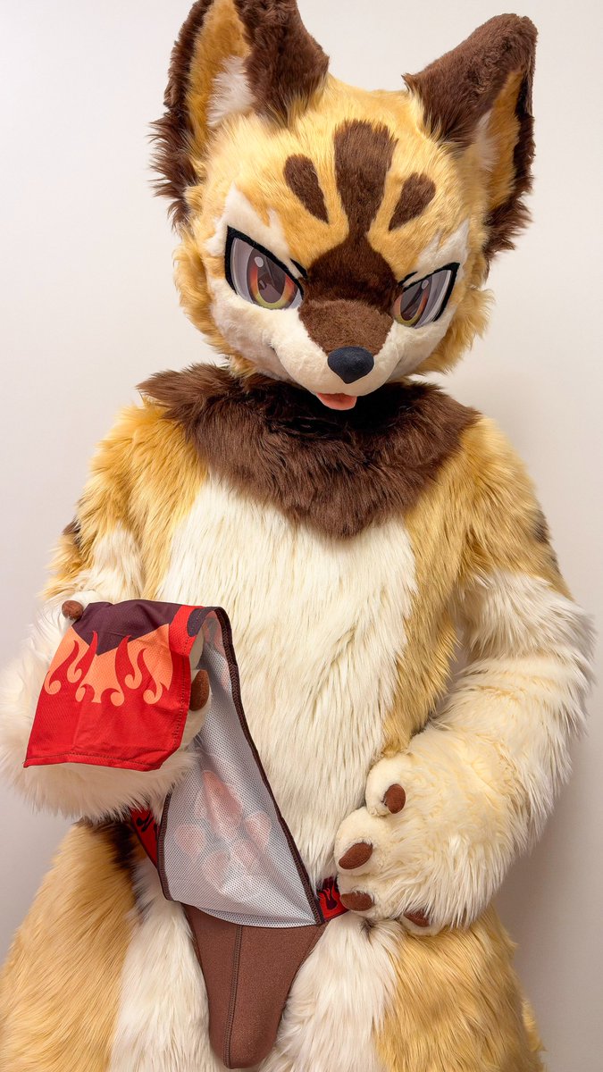 Blazewolf_Kou's tweet photo. 触ってみる？😏
Wanna touch? 
#FursuitFriday https://t.co/sVVw9fQlTh