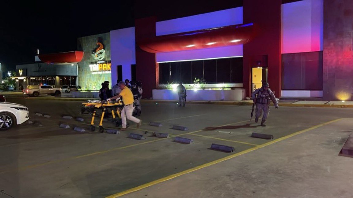 Regional_DT's tweet photo. 🚨 #Culiacán | Reportan ataque armado en el establecimiento Taipak, en Desarrollo Urbano 3 Ríos.

El saldo preliminar sería de 7 personas heridas de bala y una persona sin vida. Entre los heridos se encontraría el cantante de música mexicana Víctor Valverde. 💔 https://t.co/ygagOuApPJ