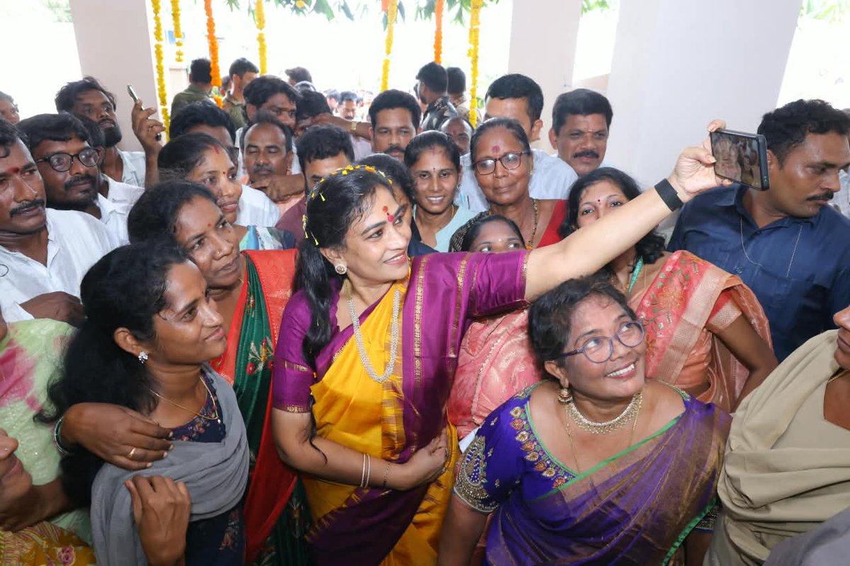 Anitha_TDP's tweet photo. రాజయ్యపేటలో ప్రజల ఆత్మీయ స్వాగతం మధ్య పలు అభివృద్ధి కార్యక్రమాలకు శ్రీకారం చుట్టాను. రూ.3 కోట్లతో సారిపల్లిపాలెం - రాజయ్యపేట, రూ.1.30 కోట్లతో పాయకరావుపేట - పెంటకోట ఆర్‌అండ్‌బీ రోడ్లకు శంకుస్థాపన చేయడం జరిగింది.

రాజయ్యపేటలో ఎంజేపీ బాలికల గురుకుల పాఠశాలను ప్రారంభించి, రూ.20 లక్షల CSR నిధులతో అభివృద్ధి పనులకు శ్రీకారం చుట్టాను.

#ChandraBabuNaidu #HomeMinister #VangalapudiAnitha #TDP #AndhraPradesh