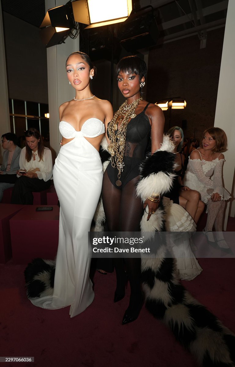 nicolandriainfo's tweet photo. 📸 Olandria and Jodie Woods at the Blumarine SS27 Show via gettyimages!

OLANDRIA STUNS FOR BLUMARINE #OlandriaxBlumarineSS27  #BlumarineSS27 https://t.co/kGiK8HsJFG