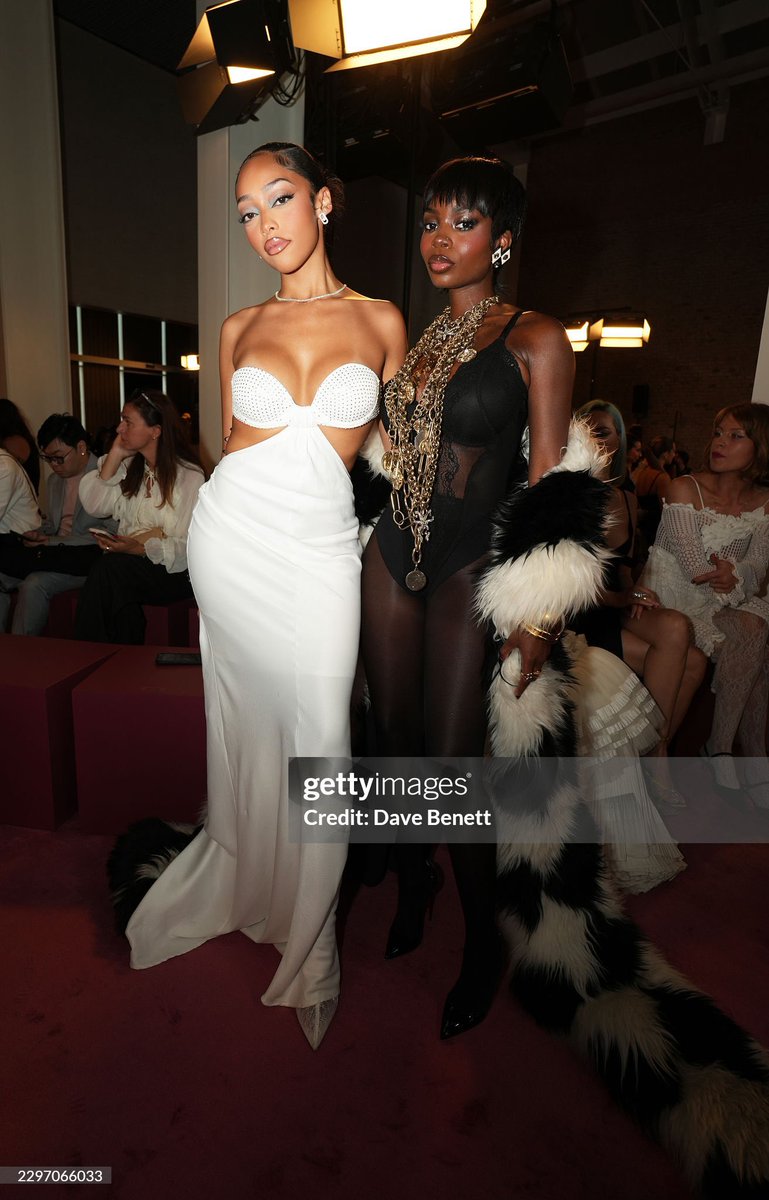 nicolandriainfo's tweet photo. 📸 Olandria and Jodie Woods at the Blumarine SS27 Show via gettyimages!

OLANDRIA STUNS FOR BLUMARINE #OlandriaxBlumarineSS27  #BlumarineSS27 https://t.co/kGiK8HsJFG